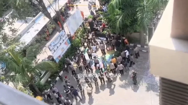 Ratusan Warga Kebon Sayur Demo di Kelurahan Kapuk, Tuntut Pengakuan Lahan