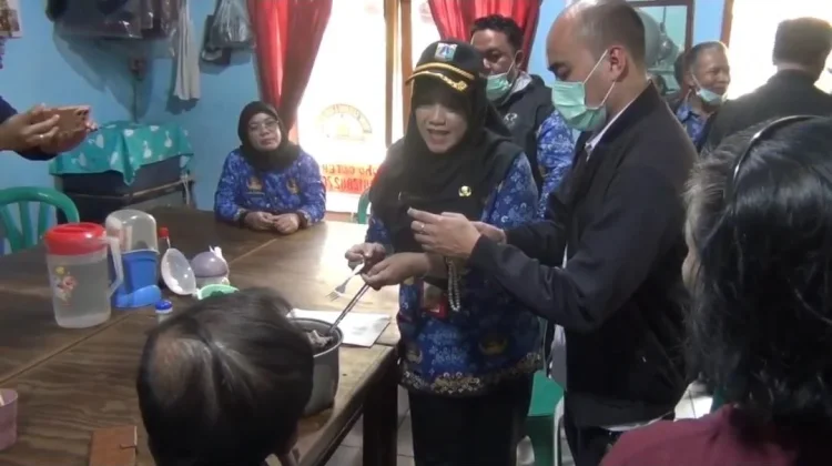 Pemkot Jakbar Tindak Warung Makan yang Diduga Jual Daging Anjing di Cengkareng