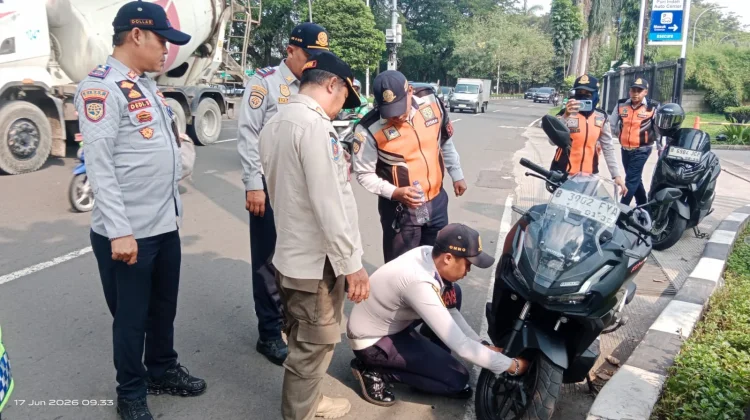 Pemkot Jakbar Tertibkan Parkir Liar di Kembangan, 206 Motor Kena Cabut Pentil