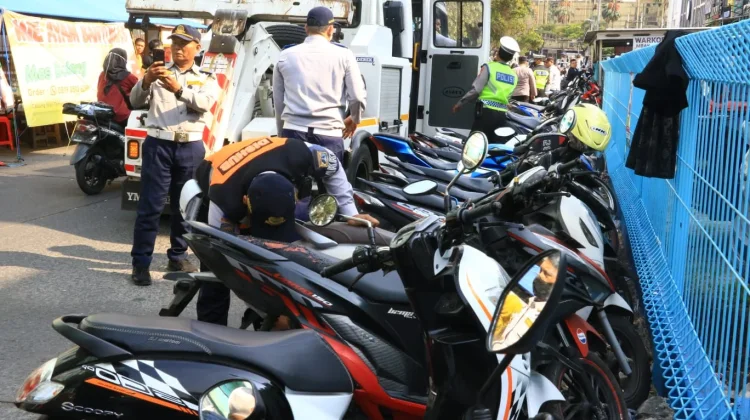Sebanyak 66 Kendaraan Ditindak dalam Operasi Parkir Liar di Cengkareng