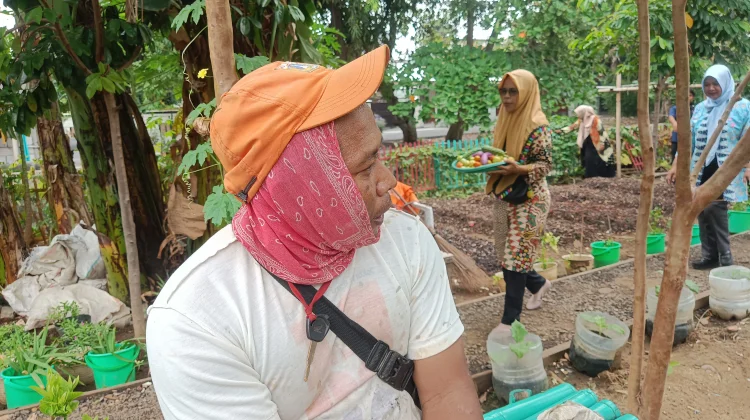 Dedikasinya Petugas PPSU Merawat Ketahanan Pangan di Tengah Kota