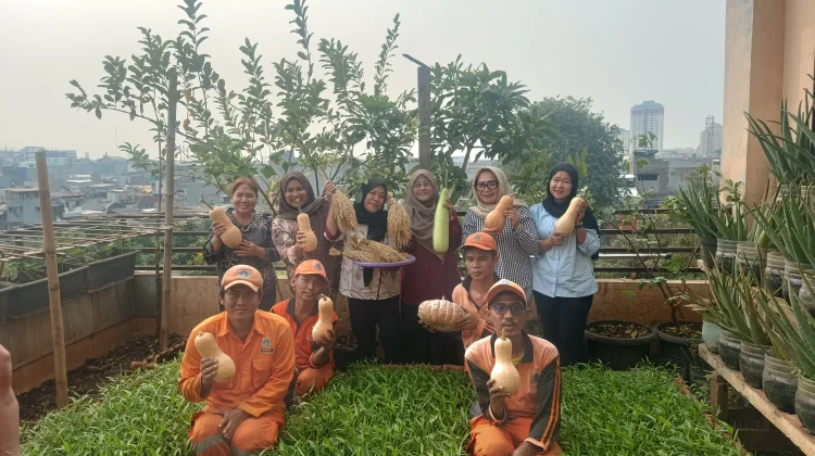 Siklus Hijau Kelurahan Tangki: Sulap Limbah Sayur Jadi Pakan Ternak