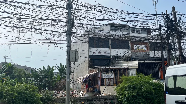 Warga Keluhkan Kabel Semrawut dan Menjuntai di Jalan Peta Barat Kalideres