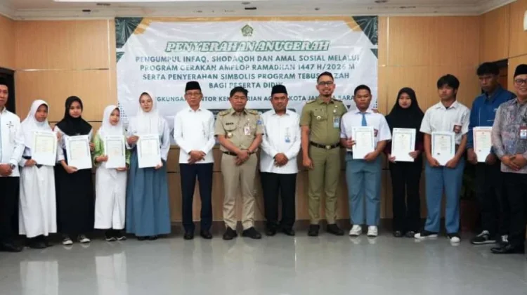 Ratusan Siswa Madrasah di Jakbar Terima Bantuan Program Tebus Ijazah