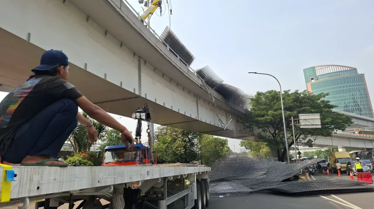 Truk Bermuatan Besi 30 Ton Terbalik di Flyover Tomang, Lalu Lintas Terganggu