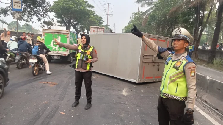 Truk Diesel Ekspedisi Terguling di Daan Mogot, Lalu Lintas Sempat Tersendat