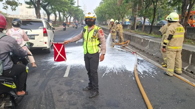 Truk Colt Diesel yang Terguling di Daan Mogot Berhasil Dievakuasi
