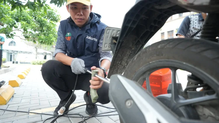 Puluhan Kendaraan Pegawai Pemkot Jakbar Diuji Emisi