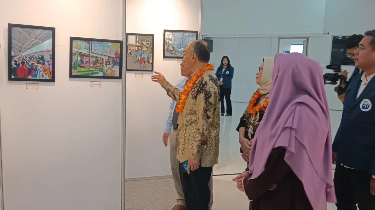 Pameran Foto "Lens of Humanity" Panggung Kreativitas Mahasiswa UNDIRA