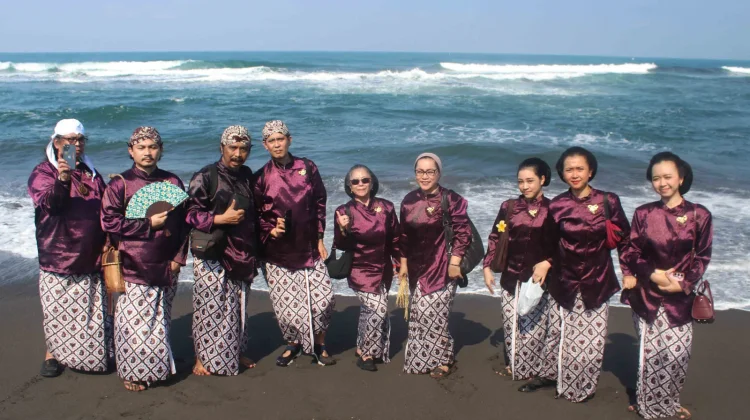 Merawat Tradisi dalam Kirab Labuhan Pakualaman di Pantai Glagah