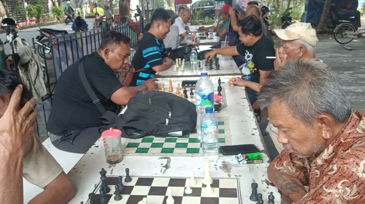 Potret dari Balik Kemudi Truk hingga Berlaga di Turnamen Catur Nasional