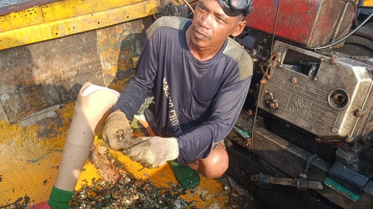 Pantang Menyerah! Kisah Gembong, Nelayan Tangguh yang Melaut dengan Kaki Palsu