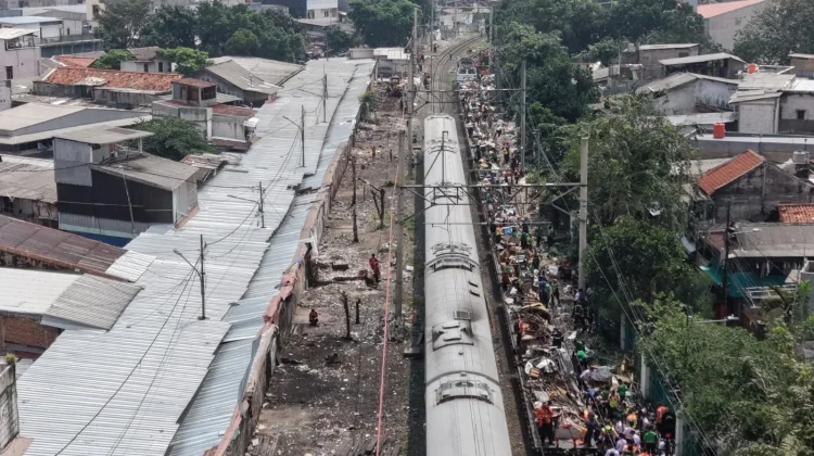KAI Daop 1 Jakarta Tertibkan Kawasan Pasar Gaplok, 183 Warga Direlokasi