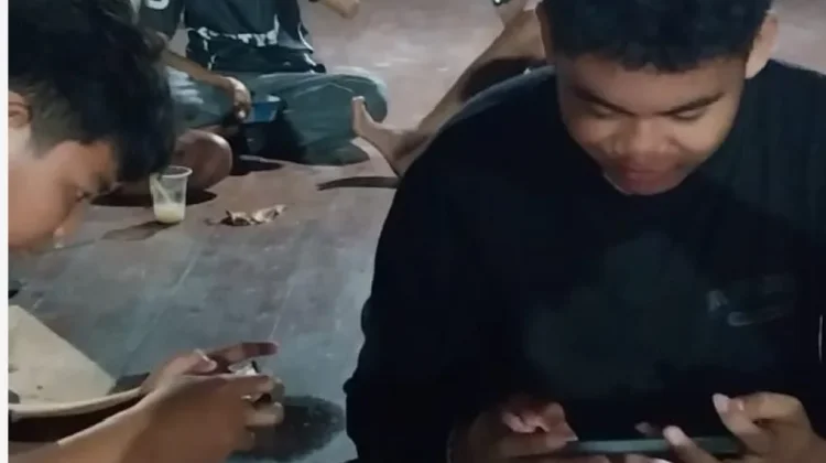 Isi Liburan, Pelajar Pulau Sabira Manfaatkan Akses Internet Gratis