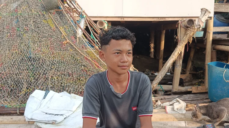 Tak Gengsi Jadi Nelayan, Pelajar SMP Gigih Terjang Ombak Demi Masa Depan