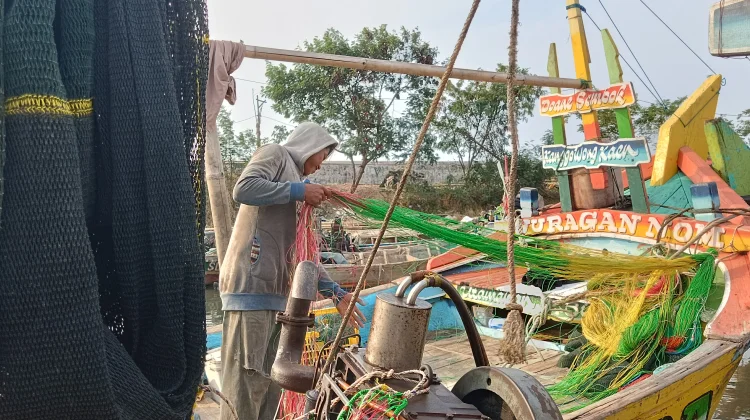 Antara Ombak dan Limbah: Kisah Nelayan Gen-Z Menjaga Asa di Tengah Lautan Jakarta