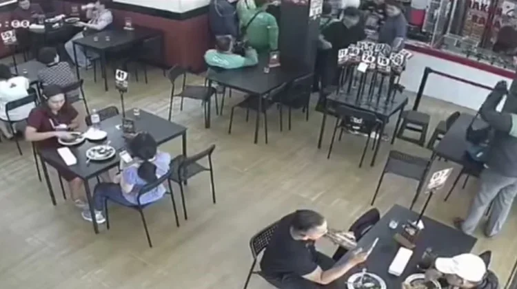 Pria Berjaket Ojol Diduga Curi Tas Karyawan Restoran di Kebon Jeruk