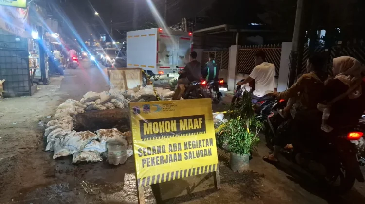 Kabel PLN Tegangan Tinggi Hambat Perbaikan Jalan Amblas di Jalan Assirot Jakbar