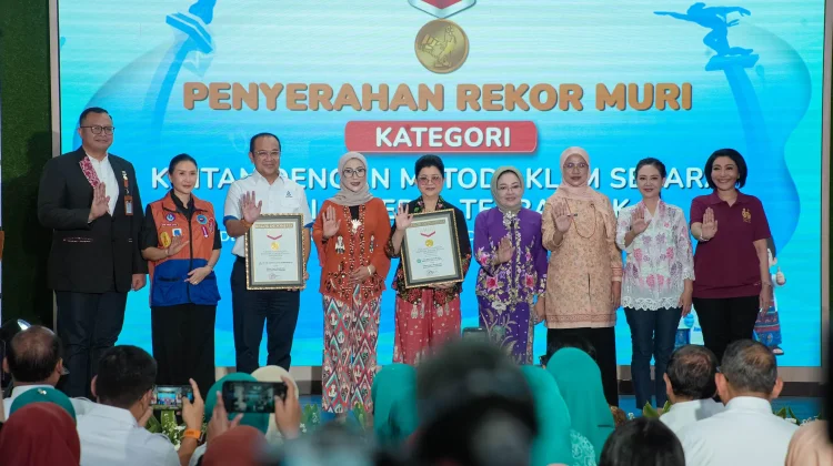 Pemprov DKI Terima Rekor MURI Khitanan Massal Peserta Terbanyak