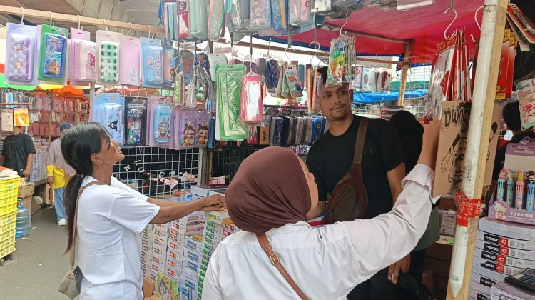 Dinilai Lebih Murah, Warga Rela Tempuh Puluhan Kilometer demi Belanja di Asemka