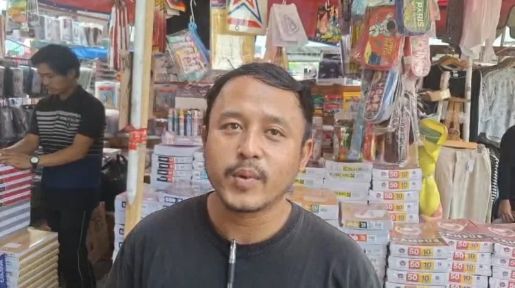 Meski Ramai Pembeli, Pedagang Alat Tulis di Asemka Akui Omzet Merosot 20 Persen