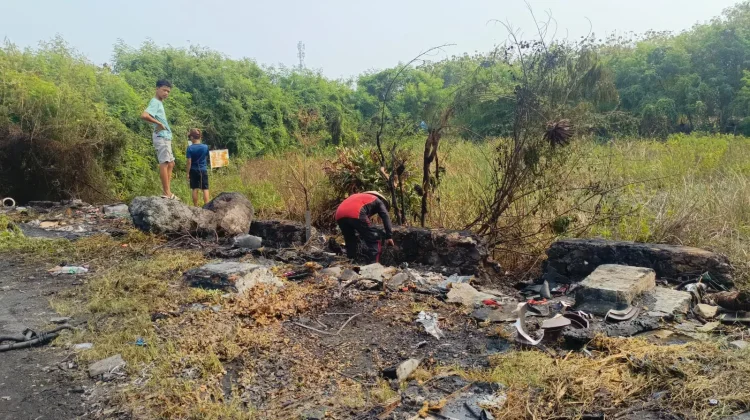 Warga Rorotan Keluhkan Polusi Pembakaran Sampah Limbah dan Kabel