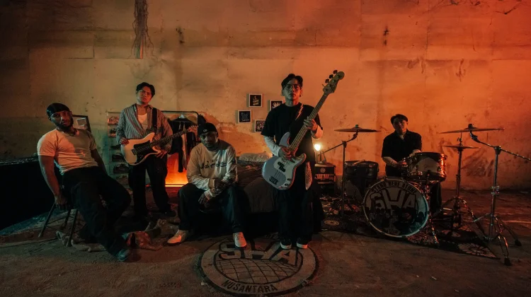 Stand Here Alone dan Rapper 8 Ball Rilis