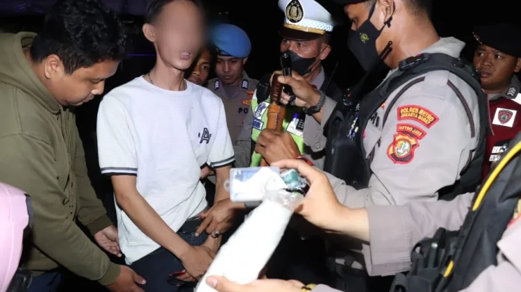 Patroli Rutin di Jakbar, Polisi Jaring Dua Terduga Pembawa Sabu dan Sajam