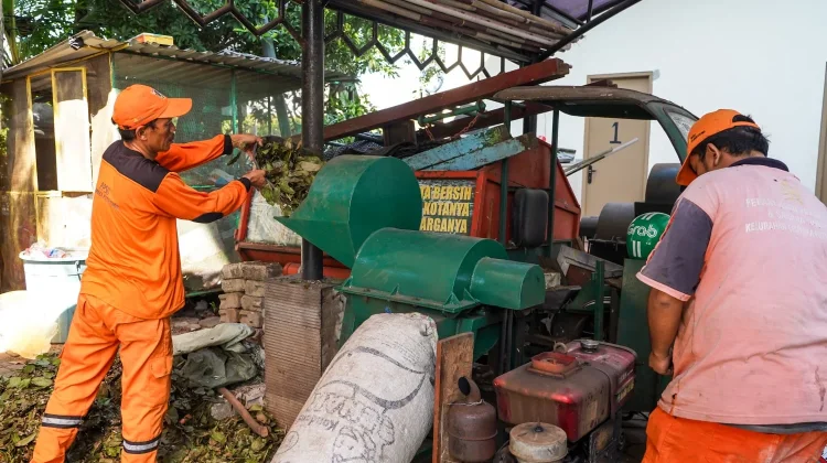 Kelurahan Cempaka Putih Timur Sulap Sampah Daun jadi Kompos
