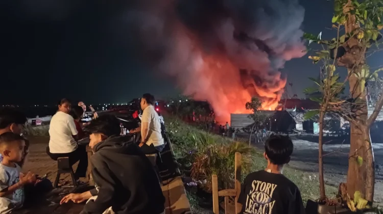 Asap Pembakaran Sampah Ganggu Warga Kalibaru Cilincing