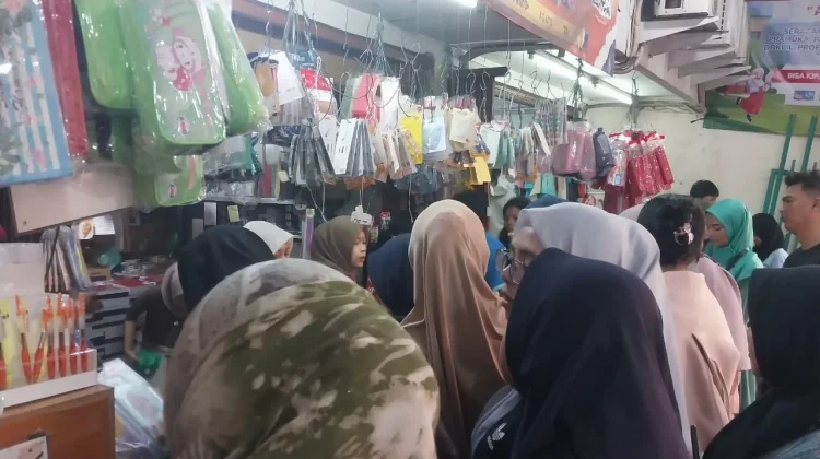 Tahun Ajaran Baru, Toko Anen Pasar Minggu Dipadati Pembeli Perlengkapan Sekolah