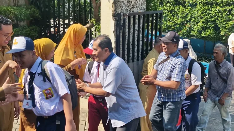 Ayah Antusias Mengantarkan Anak ke Sekolah pada Hari Pertama Tahun Ajaran Baru