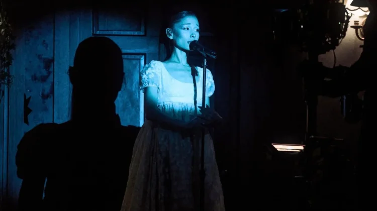 Mikrofon Mati, Ariana Grande Tetap Tampil Memukau