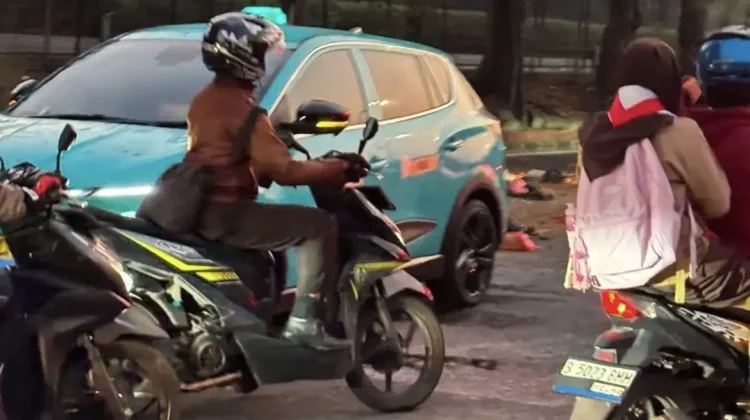 Taksi Listrik Bertabrakan dengan Motor di Kebon Jeruk, Satu Pengendara Terluka