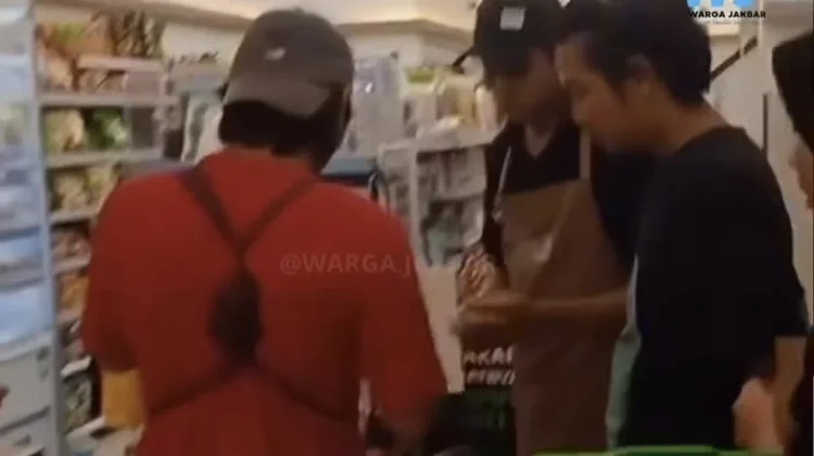 Pria Bawa Bayi Diduga Curi Kosmetik di Minimarket Meruya Jakbar