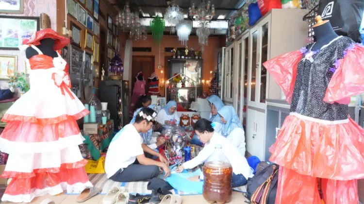 Bank Sampah di Jakarta Timur, Manfaatkan Sampah Plastik Jadi Produk Kerajinan