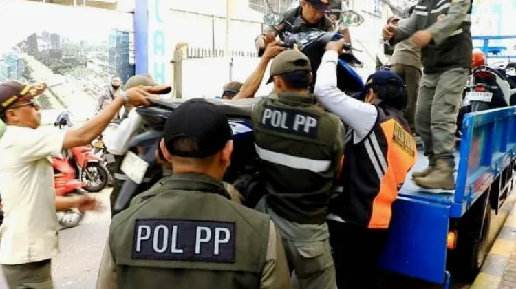 Sebanyak 28 Motor Parkir Liar dan 15 Lapak PKL di Palmerah Ditertibkan