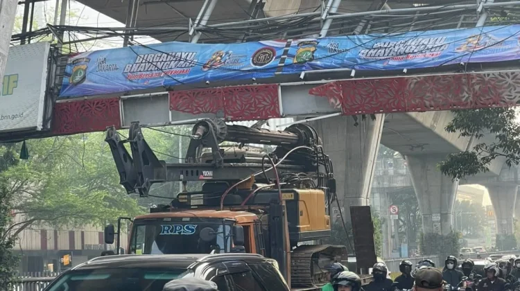 Dishub DKI Pasang Rambu Batas Ketinggian di JPO dan Flyover