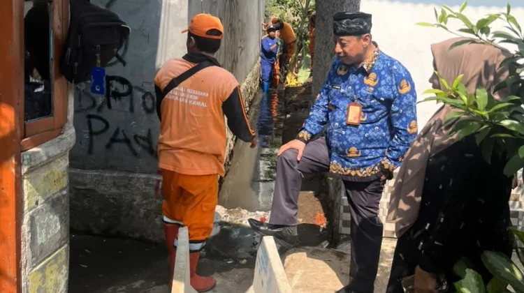 Cegah Genangan, Jakbar Pasang U-Ditch dan Keruk Saluran di Kamal