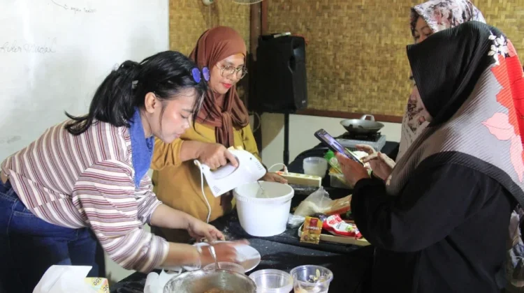 Warga Pulau Kelapa Belajar Bisnis Kuliner lewat Pelatihan Gratis