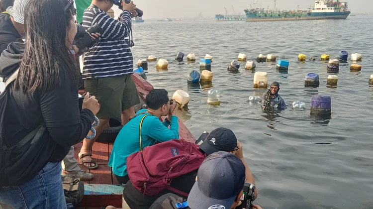 Di Balik Lensa Analog, Potret Keteguhan Nelayan Kerang Hijau di Pesisir Cilincing