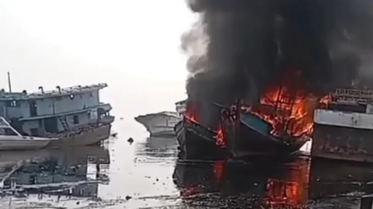 Api Melahap Tiga Kapal Cumi di Muara Angke, Dugaan Awal dari Korsleting Listrik