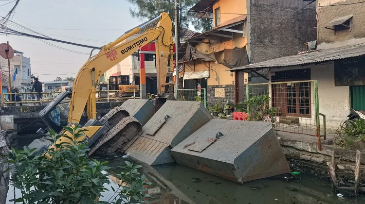 Alat Berat Proyek Normalisasi Kali Rawa Indah Kelapa Gading Terguling