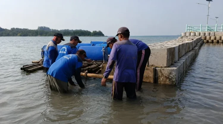 Hadapi Cuaca Ekstrem, Sudin SDA Bangun dan Perbaiki Tanggul di Pulau Lancang