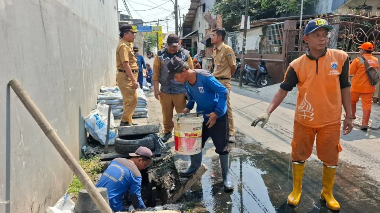 Antisipasi Genangan, Saluran Air di Rawa Buaya Jakbar Dibersihkan