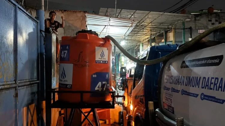 Kompensasi Perbaikan IPA Hutan Kota, PAM JAYA Kirim Mobil Tangki Air