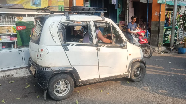 Kancil yang Terhimpit Zaman: Suara Hati Supir Tua di Tengah Jakarta
