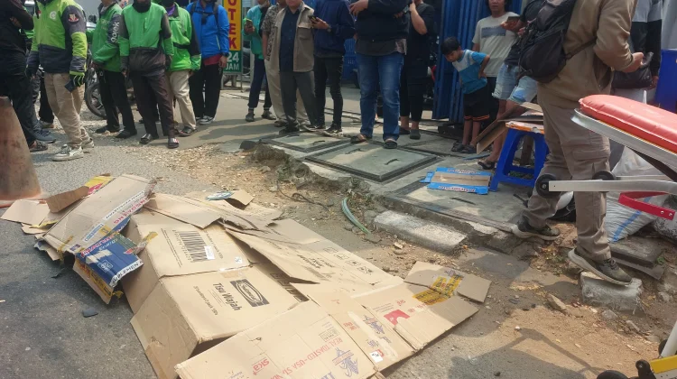 Pengemudi Ojol Tewas Diduga Terserempet Truk di Jalan Kemanggisan Jakbar