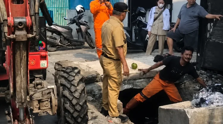 Cegah Genangan, Sudin SDA Jakbar Intensifkan Pengerukan Saluran di Kapuk