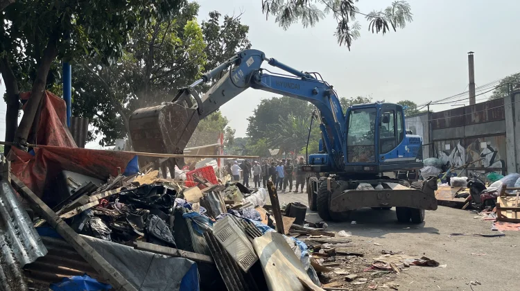 Belasan Bangunan Liar di Bantaran Cengkareng Drain Kapuk Dibongkar